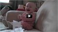 תינוקת קורעת נייר ונקרעת מצחוק