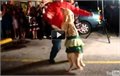 איש וכלב בריקוד לטיני מגניב