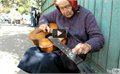 הגברת הזקנה מנגנת בלוז - בבילרוס