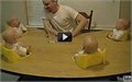 רביעיית תינוקות צוחקת עם אבא