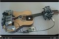 רובוט מלגו מנגן על גיטרה