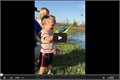 ילד קטן תפס דג על חכה צעצוע