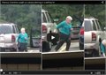סבתא מגניבה רוקדת בחניון