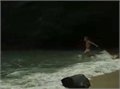 סרטון ביו טיוב - הגברים של השרדות איי הפנינה שוחים בעירום